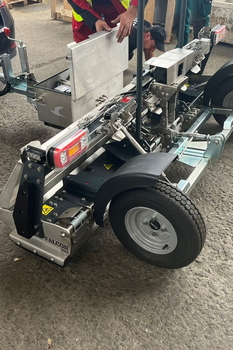 Balai magnétique MS 2000 F FALCON – nettoyage des impuretés métalliques dans le hall d'une usine automobile