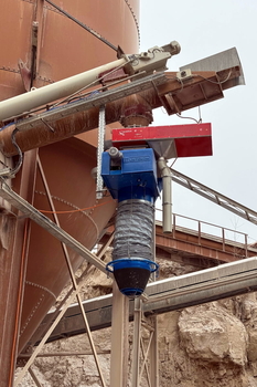 Séparateur magnétique à grille automatique MSSJ-AC HD 600 SCORPION dans la goulotte d'hydrate de chaux broyé