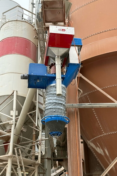 Séparateur magnétique à grille automatique MSSJ-AC HD 600 SCORPION dans la goulotte d'hydrate de chaux broyé