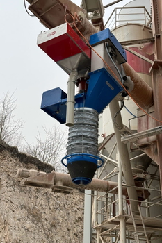Séparateur magnétique à grille automatique MSSJ-AC HD 600 SCORPION dans la goulotte d'hydrate de chaux broyé