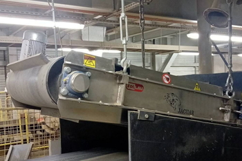 Aimant de suspension DND-AC Mx8 F BEAST au-dessus du convoyeur transportant le combustible solide de récupération CSR