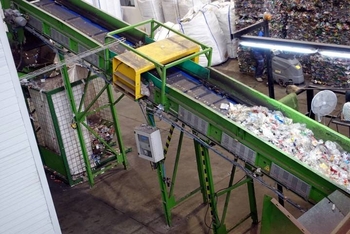 Séparation des métaux sur une ligne de tri de déchets ménagers