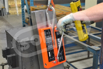 Aimant de levage lors de la manutention de charges