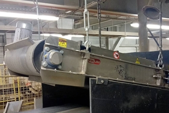 Plateau automatique au-dessus d'un convoyeur à bande DND-AC – régénération du sable de fonderie et des mélanges de moulage