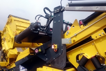 Plaque magnétique autonettoyante JACKAL sur un concasseur mobile dans une carrière