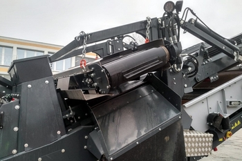 Plaque magnétique autonettoyante JACKAL sur un concasseur mobile dans une carrière