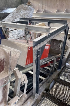 Plaque magnétique DND-AC au-dessus d'un convoyeur à bande – protection du concasseur de granulats dans une carrière