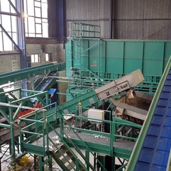 Automatická třídicí linka na třídění plastového odpadu