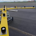 Croix lumineuse mobile indiquant la fermeture d’une piste d’aéroport