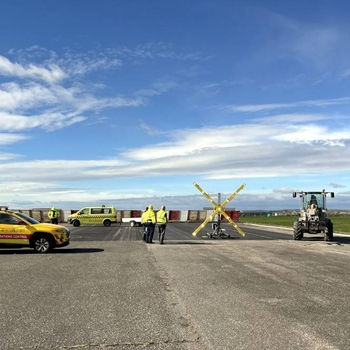 Croix lumineuse mobile FIREFLY indiquant la fermeture d’une piste d’aéroport