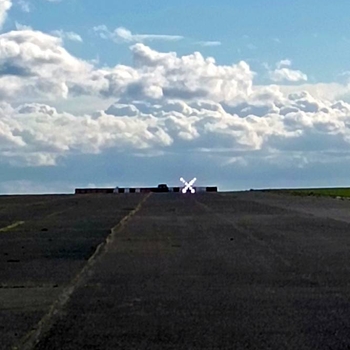 Croix lumineuse mobile FIREFLY indiquant la fermeture d’une piste d’aéroport