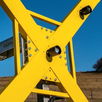 Croix lumineuse mobile FIREFLY indiquant la fermeture d’une piste d’aéroport